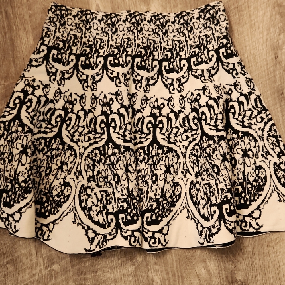 GORGEOUS  VOCAL FLOWY Mini White/Black Patterned Skirt NEW